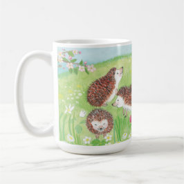 Vier kleine Igel auf der blühenden Wiese Kaffeetasse