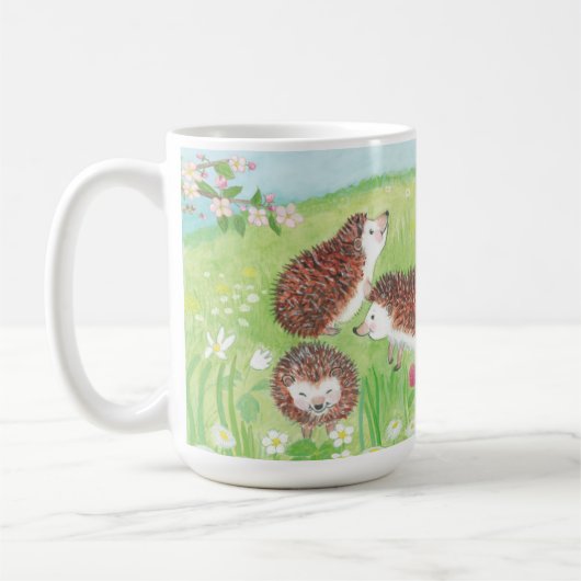 Vier kleine Igel auf der blühenden Wiese Kaffeetasse (Links)
