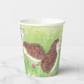 Vier kleine Igel auf der blühenden Wiese Pappbecher (Links)