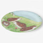 Vier kleine Igel auf der Wiese Pappteller (Schrägansicht)