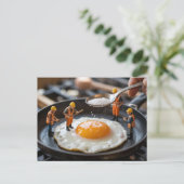 Vier komische Bauarbeiter, die Eier reparieren Postkarte (Stehend Vorderseite)