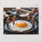 Vier komische Bauarbeiter, die Eier reparieren Postkarte (Vorderseite)