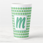 Vier Leaf Clovers Muster Green Blue Mit Monogramm Milchtasse (Vorderseite)