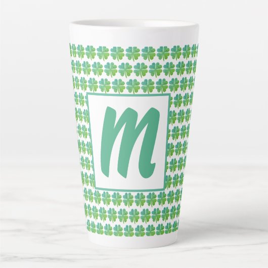 Vier Leaf Clovers Muster Green Blue Mit Monogramm Milchtasse (Vorderseite)