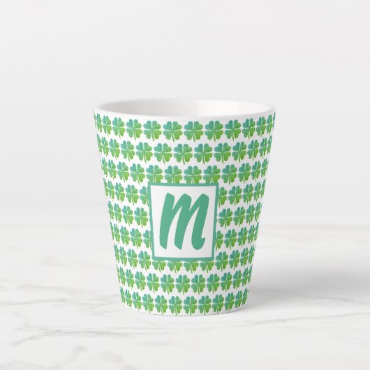 Vier Leaf Clovers Muster Green Blue Mit Monogramm Milchtasse (Vorderseite)
