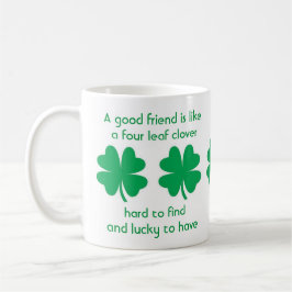 Vier Leaf Clovers und Tasse der besten Freunde