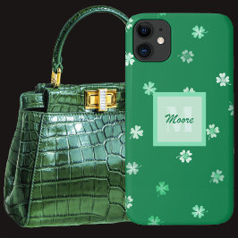 Vier Leaf Clovers verstreut auf einem dunkelgrünen Case-Mate iPhone Hülle
