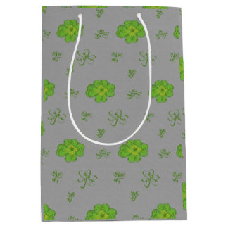 Vier-Leaf-Klee grün auf neutralem Hintergrund Mittlere Geschenktüte