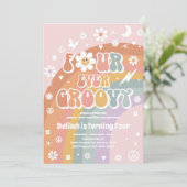 Vier mal Groovy Hippie 4. Geburtstag Party Einladung (Stehend Vorderseite)