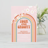 Vier mal Groovy Sommerregenbogen 4. Geburtstag Einladung (Stehend Vorderseite)