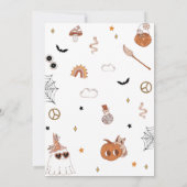 Vier Mal Spooky Niedlich Groovy Halloween Geburtst Einladung (Rückseite)