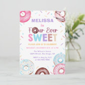 Vier mal süß Donut 4. Geburtstag Einladung (Stehend Vorderseite)