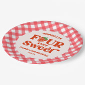 Vier mal Sweet Strawberry 4. Geburtstag Party Pappteller (Schrägansicht)