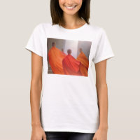 Vier Mönche auf Tempel-Schritten