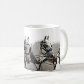 Vier nebeneinander graue Percheron Entwurfs-Pferde Kaffeetasse (VorderseiteRechts)