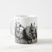 Vier nebeneinander graue Percheron Entwurfs-Pferde Kaffeetasse (Vorderseite Links)