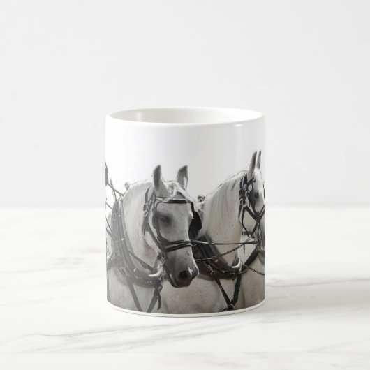 Vier nebeneinander graue Percheron Entwurfs-Pferde Kaffeetasse (Mittel)