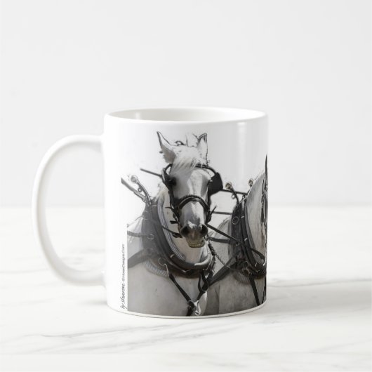 Vier nebeneinander graue Percheron Entwurfs-Pferde Kaffeetasse (Links)