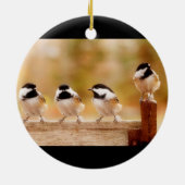 Vier niedliche Chickadees Keramikornament (Hinten)