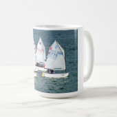 Vier Optimist-Boote Kaffeetasse (VorderseiteRechts)