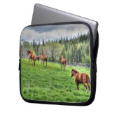 Vier Pferde laufen auf frischem Gras in einem Padd Laptopschutzhülle (Vorderseite Links)