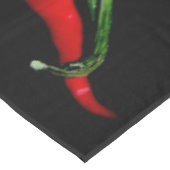 Vier rote Chilien 50x72 tccna Tischdecke (Schrägansicht)