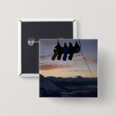 Vier Snowboarder sind auf einem Skilift silhouetti Button (Vorne & Hinten)