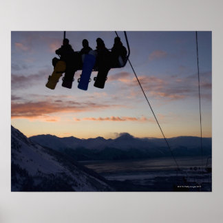 Vier Snowboarder sind auf einem Skilift silhouetti Poster