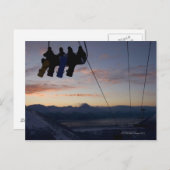 Vier Snowboarder sind auf einem Skilift silhouetti Postkarte (Vorne/Hinten)