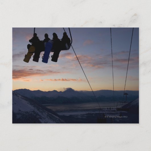 Vier Snowboarder sind auf einem Skilift silhouetti Postkarte (Vorderseite)