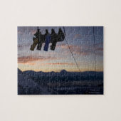 Vier Snowboarder sind auf einem Skilift silhouetti Puzzle (Horizontal)