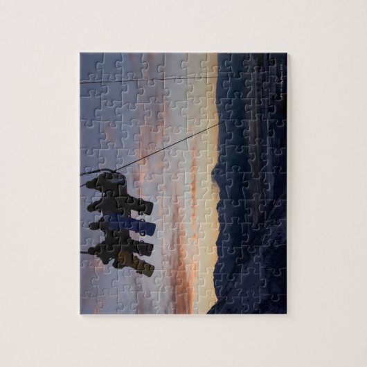 Vier Snowboarder sind auf einem Skilift silhouetti Puzzle (Vertikal)