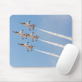 Vier Thunderbirds F-16 fliegen in nahe Bildung Mousepad (Mit Mouse)