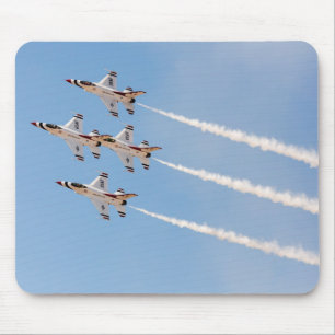 Vier Thunderbirds F-16 fliegen in nahe Bildung Mousepad