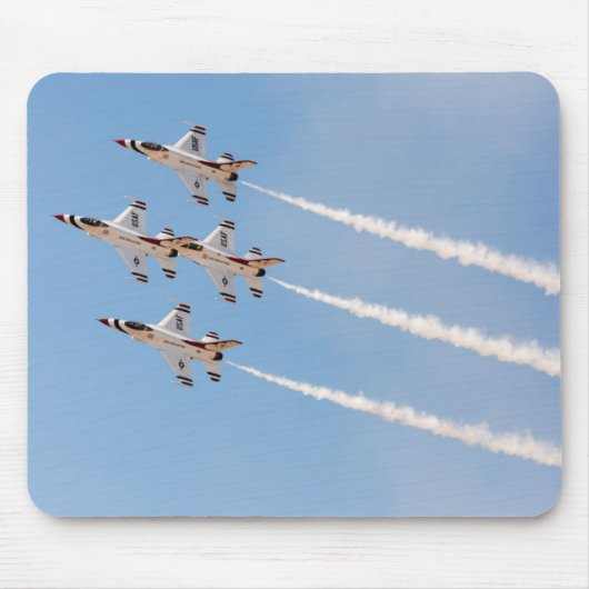 Vier Thunderbirds F-16 fliegen in nahe Bildung Mousepad (Vorne)