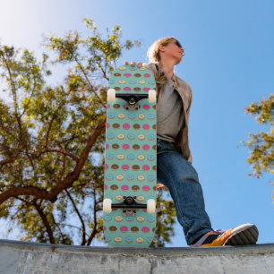 Vier verschiedene Donuts Muster Skateboard