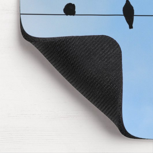 Vier Vögel auf einem Draht Mousepad (Ecke)