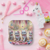 Vier weiße Kätzchen mit Blume und Schmetterlingen Pappteller (Party)