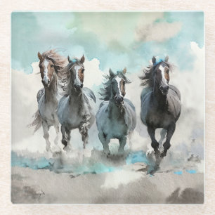 Vier wilde Mustangs galoppieren über die Prärie Glasuntersetzer
