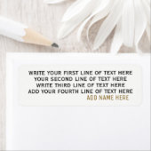 vier Zeilen bearbeitbarem Text auf einfachem weiße (Insitu)