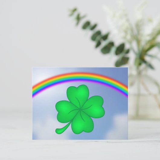 Vierblät triges Kleeblatt mit Regenbogen Postkarte (Stehend Vorderseite)