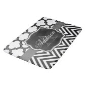Vierblatt-Chevron-Monogramm Badematte (Schrägansicht)