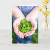 vierblättrige Geburtstagskleidung in kleinen Hände Karte (Gelbe Blume)