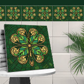 Vierblättriges Kleeblatt - grünes und goldenes Mos Fliese