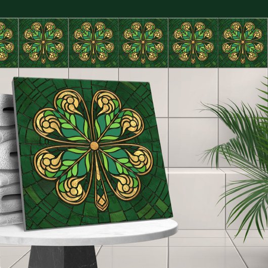 Vierblättriges Kleeblatt - grünes und goldenes Mos Fliese