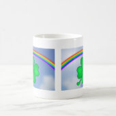 Vierblättriges Kleeblatt mit Regenbogen Kaffeetasse (Mittel)