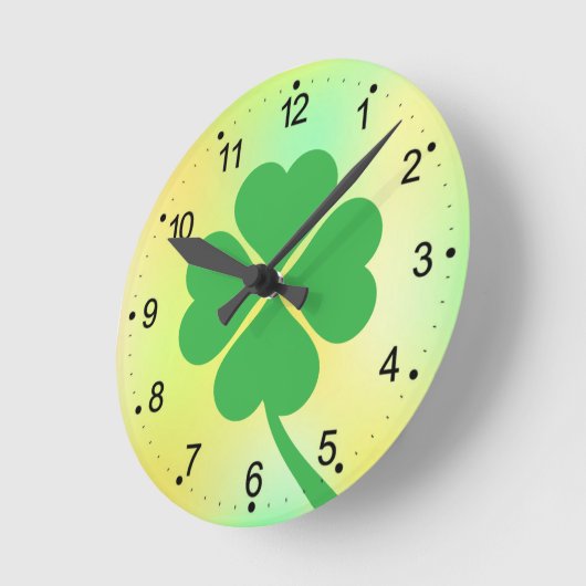 vierblättriges Kleeblatt St. Patrick's Day Design- Runde Wanduhr (Winkel)