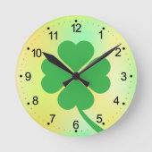 vierblättriges Kleeblatt St. Patrick's Day Design- Runde Wanduhr (Vorderseite)