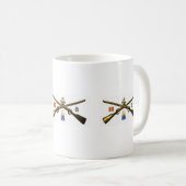 Vierte Infanterie-Regiment-Kreuz-Gewehre Kaffeetasse (VorderseiteRechts)