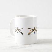 Vierte Infanterie-Regiment-Kreuz-Gewehre Kaffeetasse (Vorderseite Links)